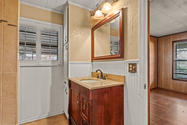 302 Smith St, Naples, TX 75568