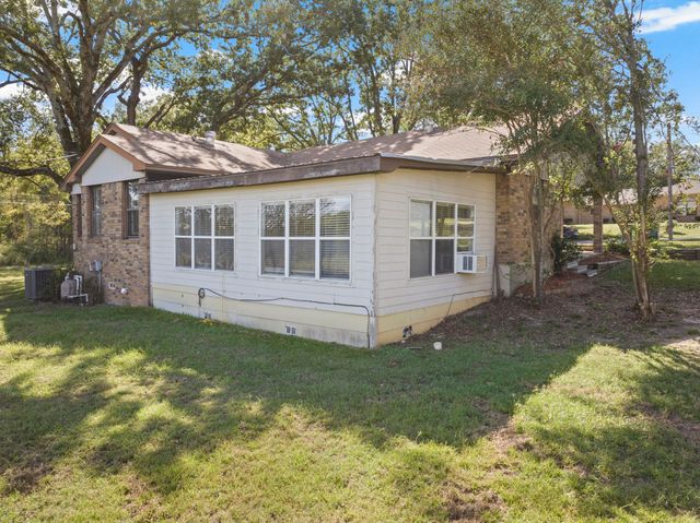 302 Smith St, Naples, TX 75568