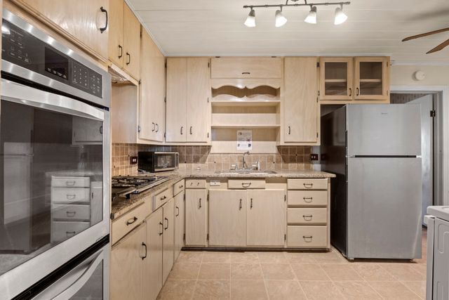 302 Smith St, Naples, TX 75568
