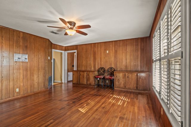 302 Smith St, Naples, TX 75568