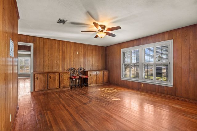 302 Smith St, Naples, TX 75568