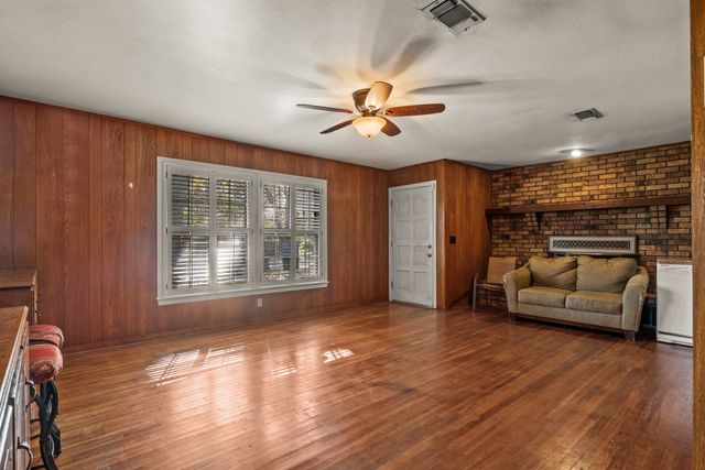302 Smith St, Naples, TX 75568