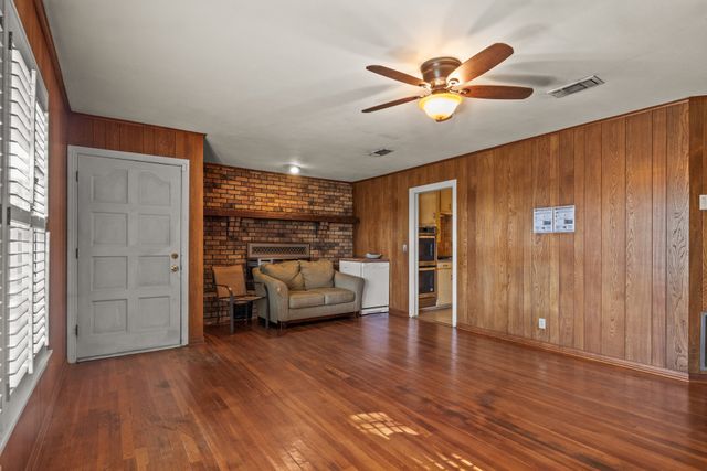 302 Smith St, Naples, TX 75568