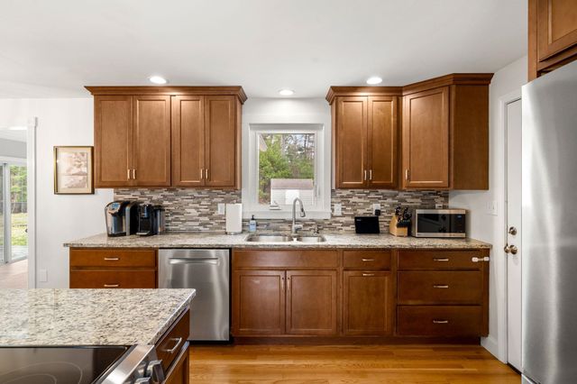 5 Falcon Drive, Pelham, NH 03076