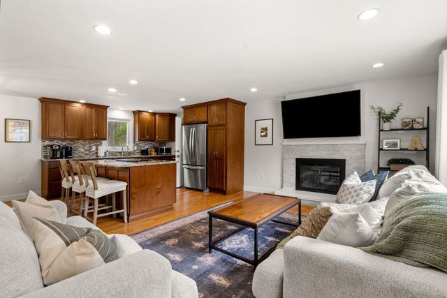 5 Falcon Drive, Pelham, NH 03076