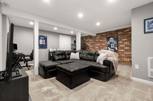5 Falcon Drive, Pelham, NH 03076