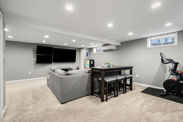 5 Falcon Drive, Pelham, NH 03076