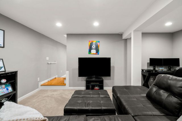 5 Falcon Drive, Pelham, NH 03076