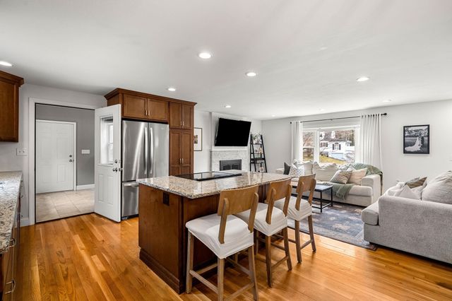 5 Falcon Drive, Pelham, NH 03076