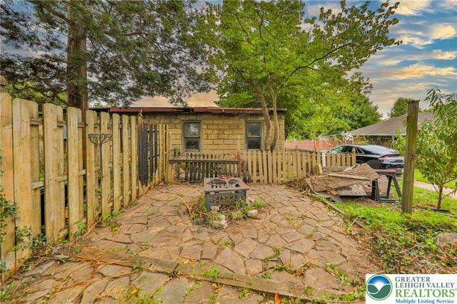 2046 Freemansburg Avenue, Wilson Boro, PA 18042