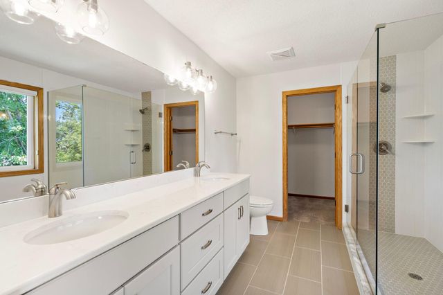 701 Heron Circle N, Oakdale, MN 55128
