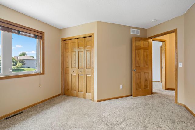 701 Heron Circle N, Oakdale, MN 55128