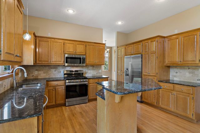 701 Heron Circle N, Oakdale, MN 55128