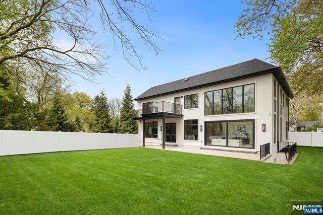 320 Spencer Place, Paramus, NJ 07652