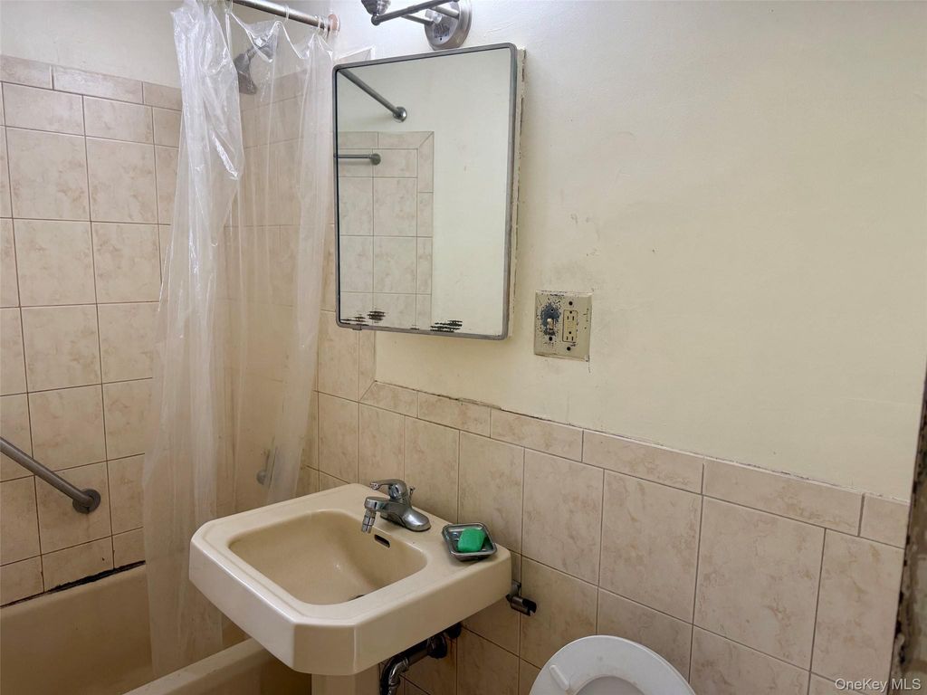 2049 McGraw Avenue 6H, Bronx, NY 10462 — photo 2
