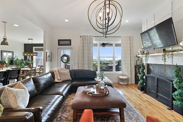 1711 Aster Dr, Columbia, TN 38401