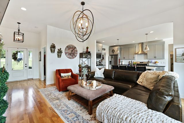 1711 Aster Dr, Columbia, TN 38401