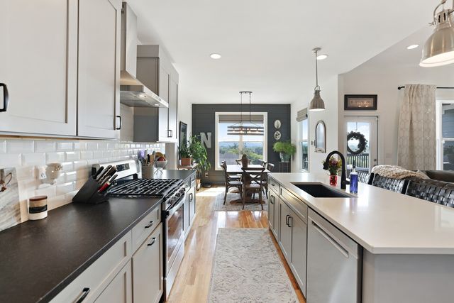 1711 Aster Dr, Columbia, TN 38401