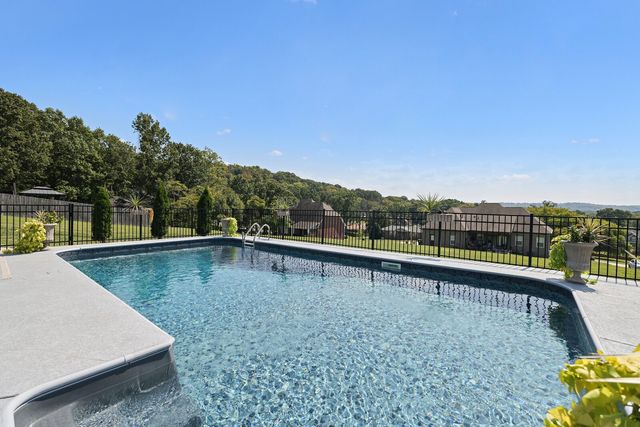 1711 Aster Dr, Columbia, TN 38401