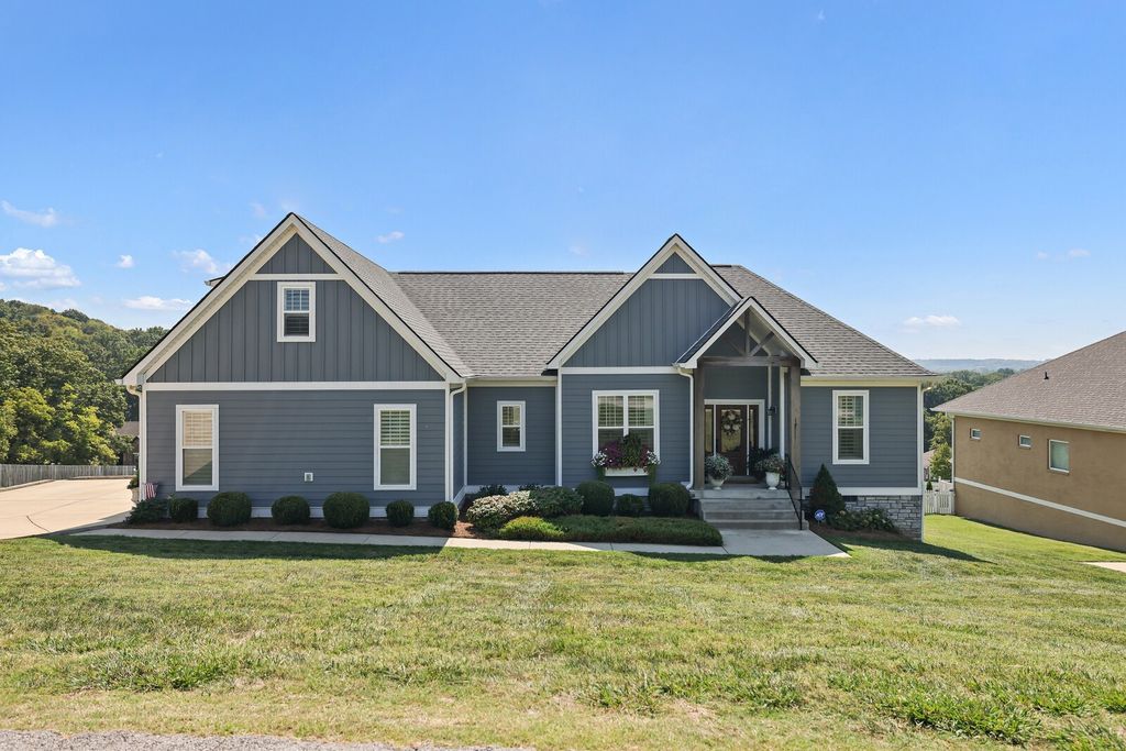 1711 Aster Dr, Columbia, TN 38401