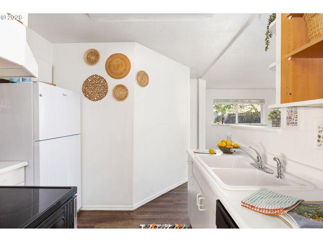 9106 Sw CAPITOL Hwy, Portland, OR 97219