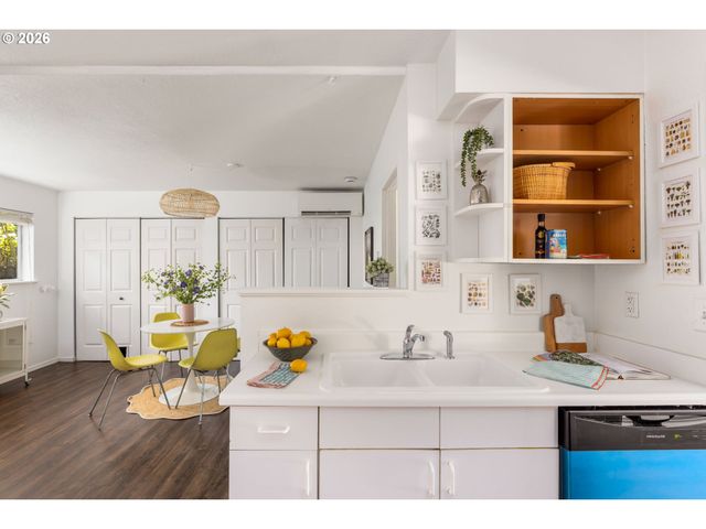 9106 Sw CAPITOL Hwy, Portland, OR 97219