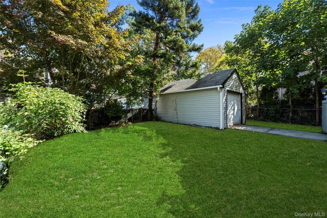 45-27 Arcadia Lane, Great Neck, NY 11020