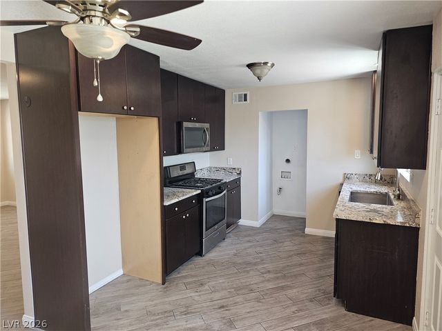 1074 King Richard Avenue, Las Vegas, NV 89119