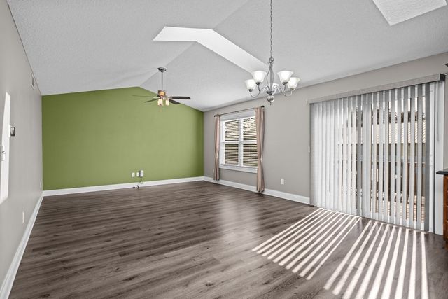 5118 N Division Street, Davenport, IA 52806