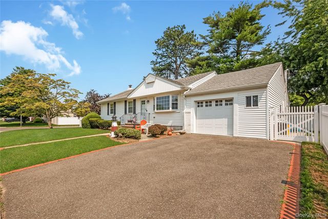 21 Bruce Lane, Farmingdale, NY 11735