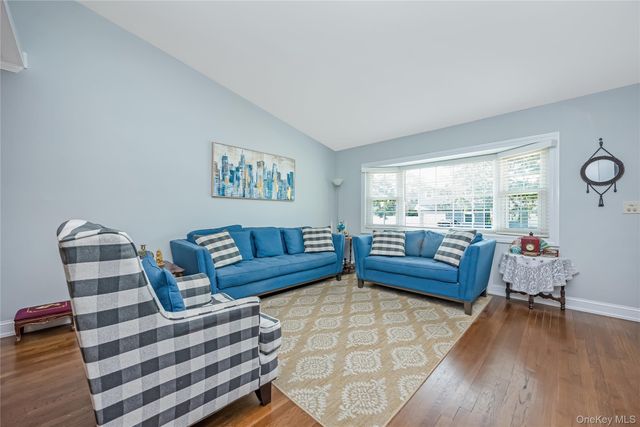 21 Bruce Lane, Farmingdale, NY 11735