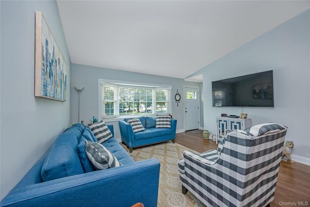 21 Bruce Lane, Farmingdale, NY 11735