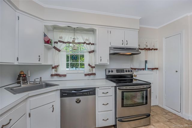 21 Bruce Lane, Farmingdale, NY 11735