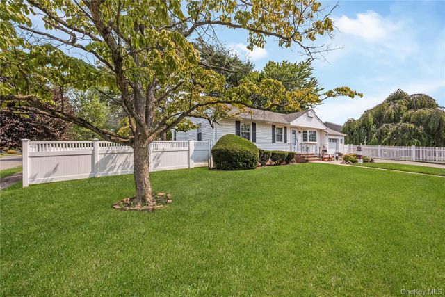 21 Bruce Lane, Farmingdale, NY 11735