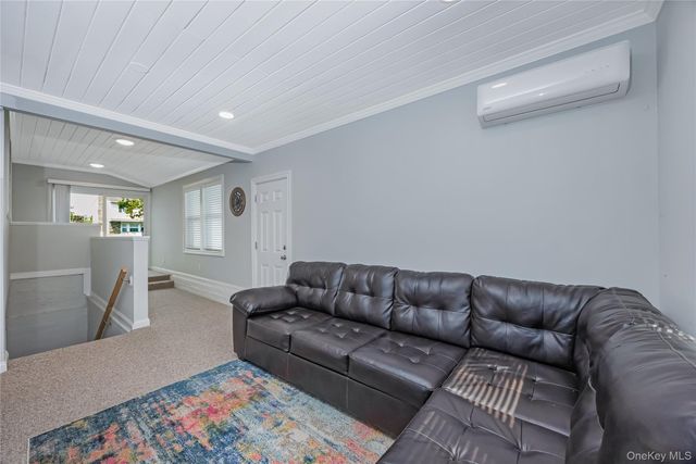 21 Bruce Lane, Farmingdale, NY 11735