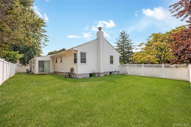 21 Bruce Lane, Farmingdale, NY 11735