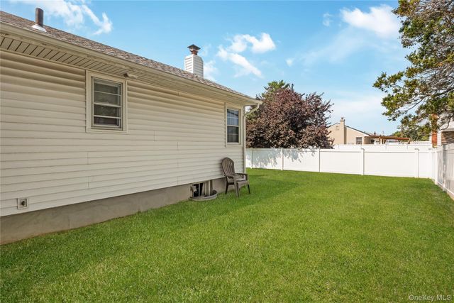 21 Bruce Lane, Farmingdale, NY 11735