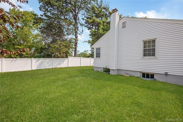 21 Bruce Lane, Farmingdale, NY 11735