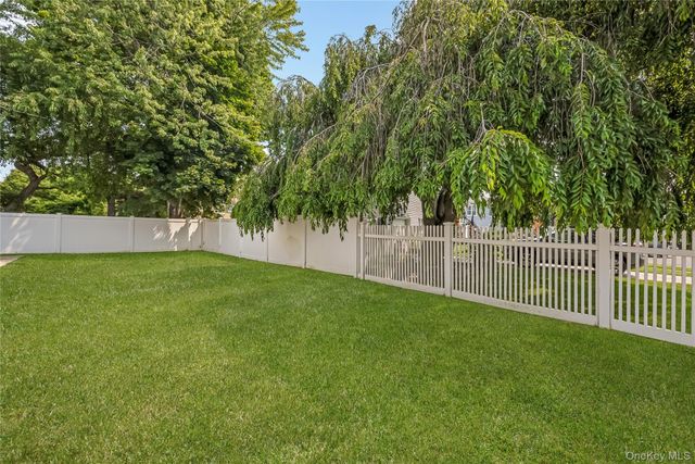 21 Bruce Lane, Farmingdale, NY 11735