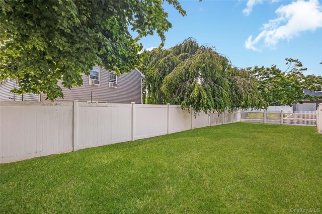 21 Bruce Lane, Farmingdale, NY 11735