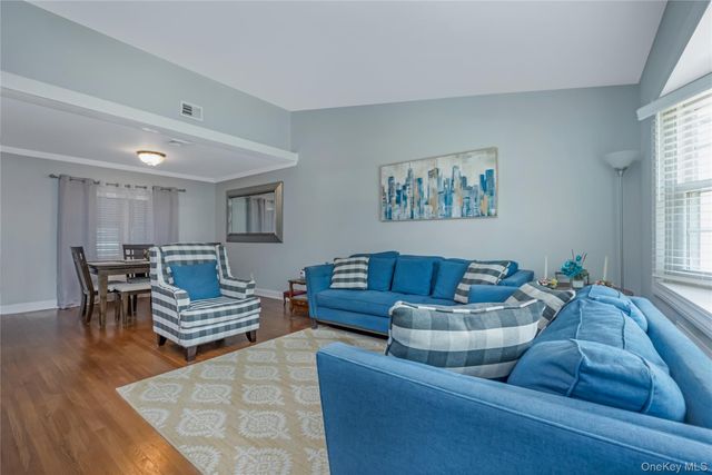 21 Bruce Lane, Farmingdale, NY 11735