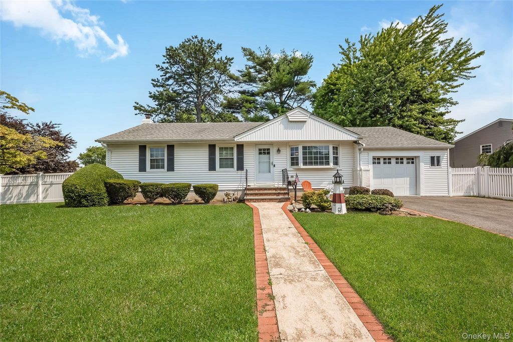 21 Bruce Lane, Farmingdale, NY 11735