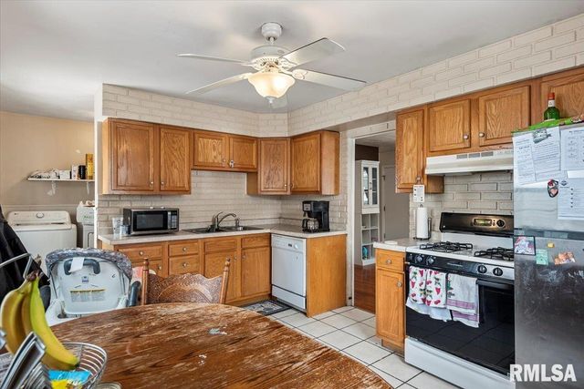 212 S 3RD Street, Riverton, IL 62561