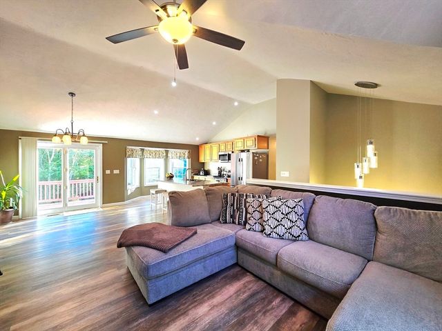 37 Moreland Green Dr, Worcester, MA 01609