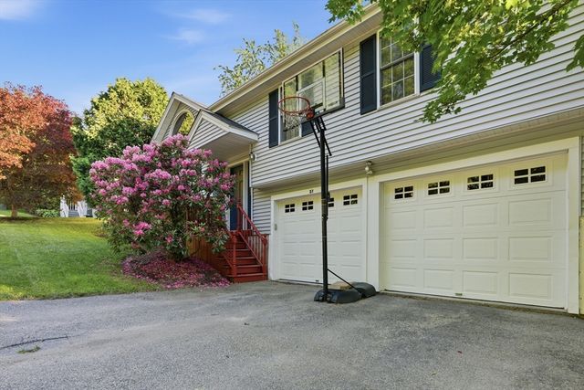 37 Moreland Green Dr, Worcester, MA 01609