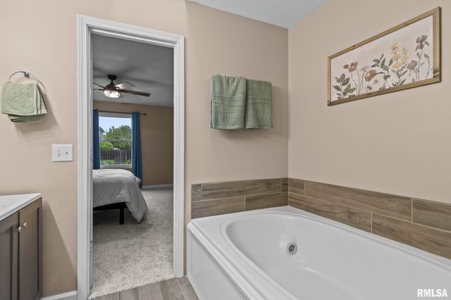 801 E SPRUCE Street, Chatham, IL 62629