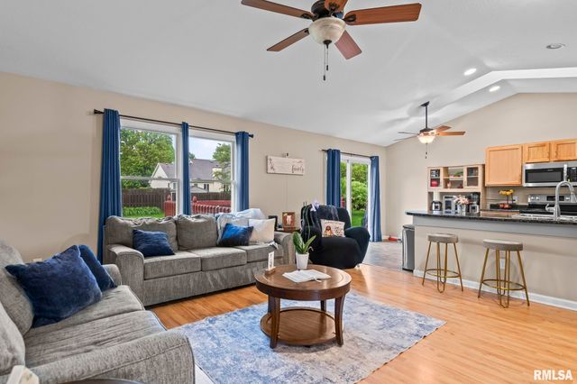 801 E SPRUCE Street, Chatham, IL 62629
