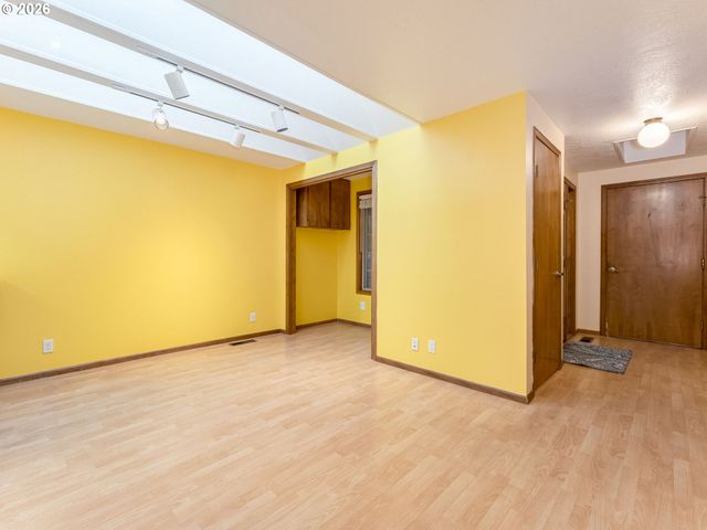 1116 Nw SPRINGWOOD Ln, Mc Minnville, OR 97128