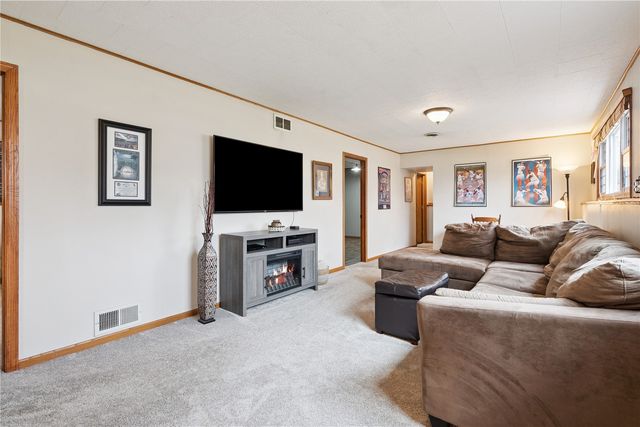 601 E 11th St Street, Vinton, IA 52349