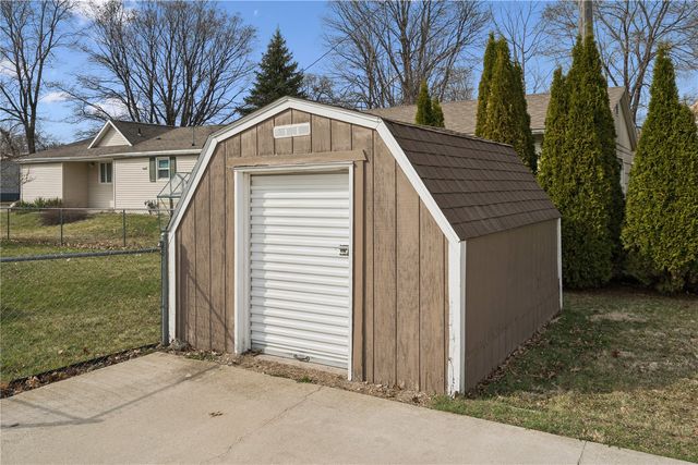 601 E 11th St Street, Vinton, IA 52349